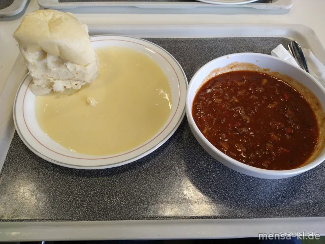 Ungarische Gulaschsuppe (5,Sw,A,R), dazu eine große Dampfnudel und Vanillesoße (La)