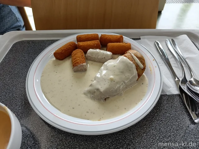 Hähnchenbrustfilet (G) mit Frischkäsekräutersoße (2,Gl,La), Kroketten (Gl) und Salat