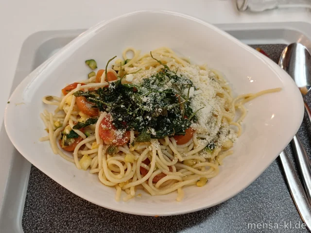 Spaghetti (Gl) im Formaggio di Grana Laib geschwenkt (La) mit karamellisierten Cherrytomaten und Zucchini, dazu Pesto und gehobelter italienischer Hartkäse (La)