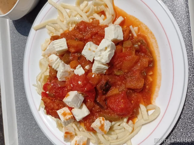 Bandnudeln (1,Gl) mit sautiertem Gemüse Kirschtomaten, Zucchini, Auberginen, Paprika, Zwiebeln, Hirtenkäse (La) und Salat