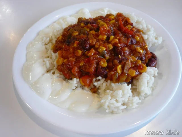 Gemüse-Chili (2,9,Gl,La,Sl,So,V) mit Sour Cream (9,Gl,Ei,La,So,V), Reis (1,V) und Salat (V)
