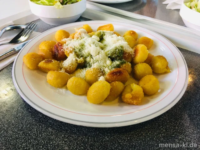 Gnocchi (Gl) mit Ruccolapesto (Nu), geriebenem Hartkäse (La), dazu Salat