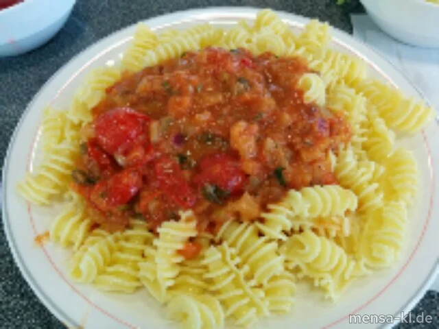 Pasta (1,Gl,Ei) mit frischen Tomaten, Shrimps, Cognac, Sahne und Petersilie (Kr,La,A), dazu Salat