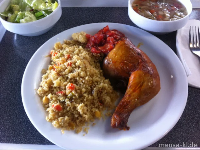 Hähnchenkeule (G) mit Tomaten-Kräuter-Dip, Cous-Cous und Salat