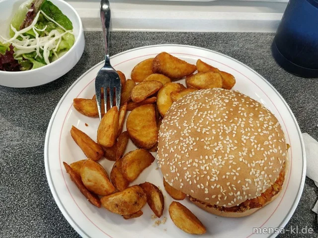 Crispy-Chicken-Burger (1,Gl,Ei,La,Se,So,G) mit Koriander-Ingwer-Dip im Burgerbrötchen (Gl,Se), dazu Potato-Wedges und Salat