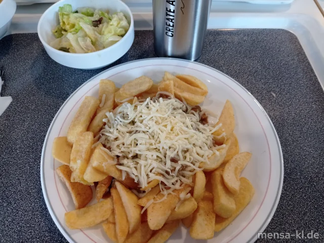 Große Portion Steakhouse-Fries mit einer Soße aus verschiedenen Pilzen (Gl,So), Mozzarella (La), Petersilie und Salat