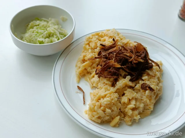 Allgäuer Käsespätzle (Gl,Ei,La) mit Röstzwiebeln, dazu bayrischer Krautsalat (1,5,Sw)
