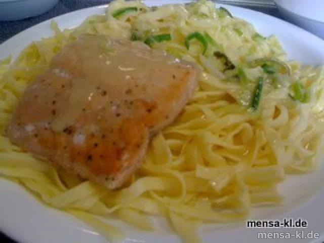 Tagliatelle mit Lachsfilet, Pinot-Grigio-Lauchsoße und Salat