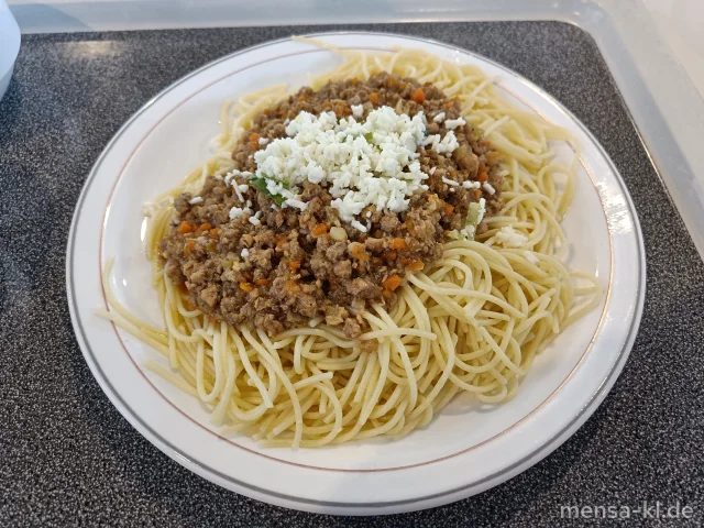Helle Kalbs-Bolognese (3,Sl,K) auf Spaghettini (Gl) mit Ziegenkäseschnee (La) oder Grana Padano (2,Ei,La), dazu Tomatensalat (1,5,Sw)