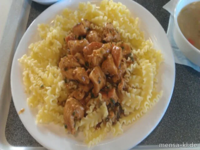 Putengulasch (G) in Kräutersoße (A), Eiernudeln und Salat