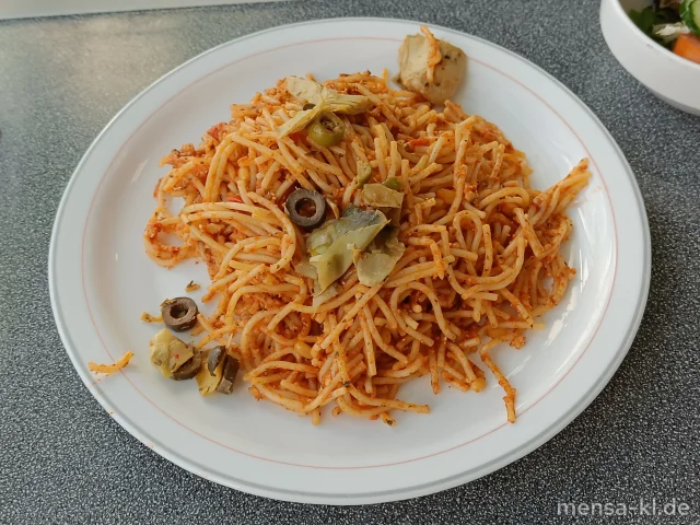 Tagliatelle mit Pesto Rosso (1,3,6,Gl,Nu,Sl,Sf), dazu einen Beilagensalat nach Wahl