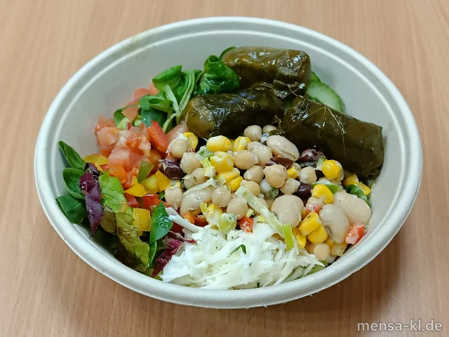 Bowl mit Karotten, Mais, Weisskraut, Rote Beete, Nudelsalat (Gl,Sf,So), Proteinsalat (1,5,Gl,Nu,Sw,Sf) und gefüllte Weinblätter, dazu ein Gemüse-Dressing (1,2,5,9,Sw,Sf)