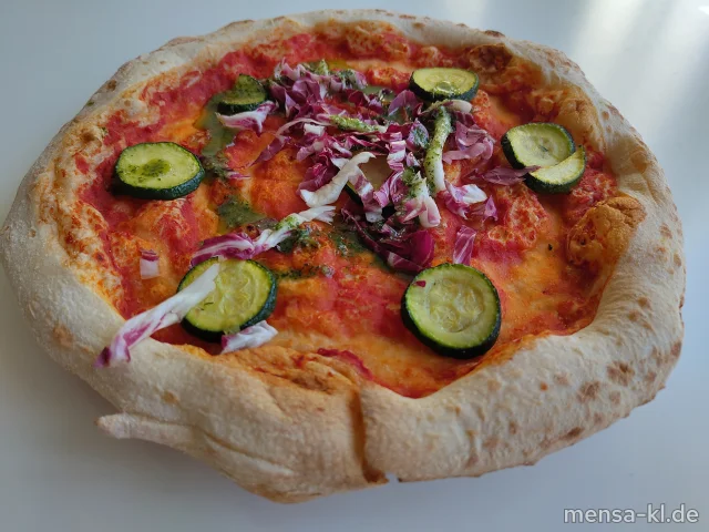 Pizza Vegano alla Napoletana mit Radiccio, Basilikumcreme und gegrillte Zucchini (Gl)