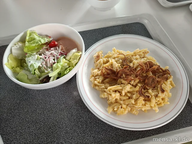 Käsespätzle (2,Gl,Ei,La,V) mit Röstzwiebeln (Gl,V), dazu eine große Salatterrine (V)