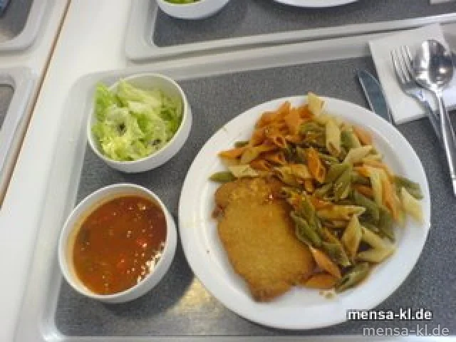 Paniertes Schweineschnitzel mit Pfeffersoße (4), Penne tricolore und Salat