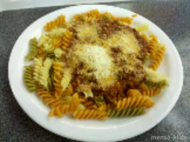 Fusilli tricolore 'Bolognese' mit Rinderhackfleischsoße (R), Grana Padano (2) und Salat