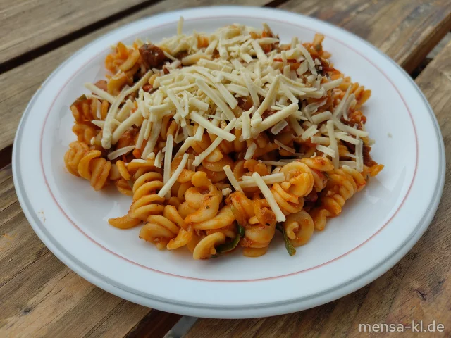Fusilli Cantarelli mit Pfifferlingen, Champignons, Kirschtomaten, Lauch und Frühlingszwiebeln (Sl), geriebenem veganem Käse (1,La) und Salat