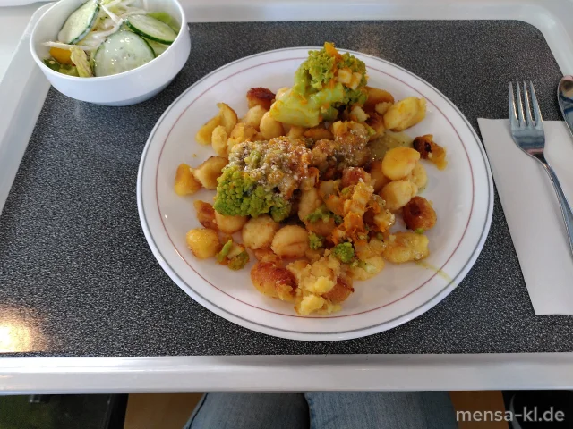 Kürbis-Gnocchi (Gl) mit geschmorten Pastinaken und Romanesco im Kürbispesto (Nu), dazu ein Beilagensalat nach Wahl