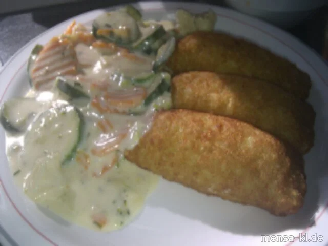 Frisches Kaisergemüse, drei Kartoffeltaschen (V/2/3) mit Frischkäse und Kräutern gefüllt und Salat
