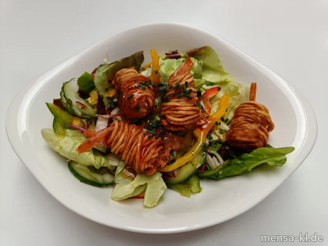 Gemischter Blattsalat mit Gurken, Radieschen und Paprika, dazu Garnelen im Kartoffelmantel(Fi,Kr,Se,So) und Sweet-Chili-Dip