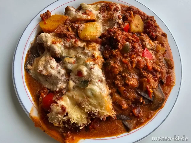 Moussaka mit Kartoffeln, Auberginen und Paprika (1,Gl,Sf,So), dazu einen Beilagensalat nach Wahl