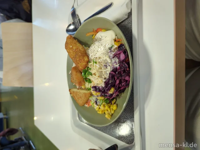 Vegetarische Bowl mit Tomaten, Gurken, Paprika, (5,Sw), Krautsalat (Gl,Nu,Sf), Rotkrautsalat (1,3,5,Gl,Nu,Sw,Sf), Nudelsalat (1,5,Gl,Nu,Sw,Sf), Kartoffeltaschen und gebackener Hirtenkäse (Gl,La), dazu Zitronen-Dip (Gl,Nu,Sf)
