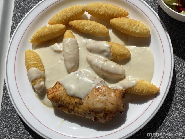 Gegrillte Hähnchenbrust (G) mit Gorgonzolasoße (Gl,La) und Kroketten (Gl), dazu ein Beilagensalat nach Wahl