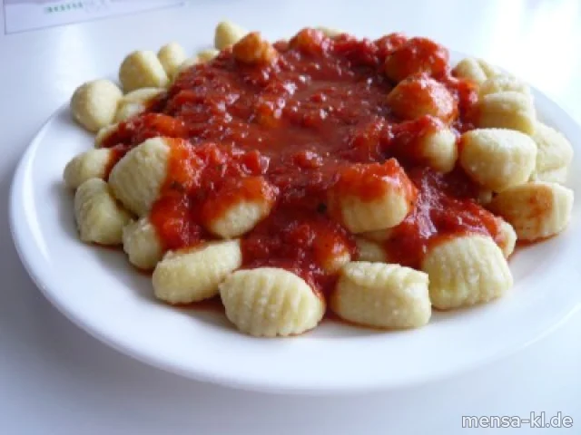 Große Portion Gnocchi mit Tomatensugo (V), dazu Salat (V)