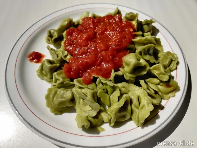 Grüne Tortellini mit Gemüsefüllung (1,Gl), Tomatensugo (Gl) und Bohnen-Mais-Salat (5,Sw)