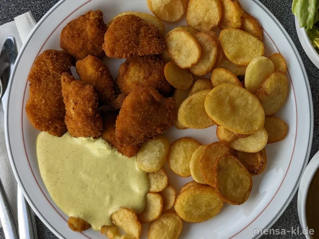 Hähnchencrossies (Gl,G) mit Curry-Dip (1,9,Gl,Ei,La,Sf), Pommes-Chips und Salat