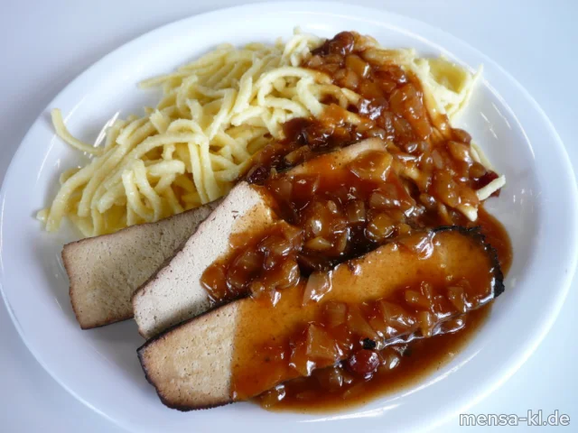 Geräucherter Tofu mit Cranberry-Apfel-Topping (Gl,So,V), Spätzle (1,Gl,Ei,V) und Salat (V)