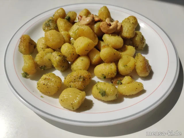 Gnocchi (Gl) mit Basilikumpesto (Nu), Crunchy-Nuts (Nu), dazu Salat