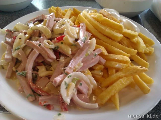 Wurstsalat (S/R/1/2/3/4/8/9) "Schweizer Art" mit Käsestreifen (1/2), Pommes-Frites und Salat