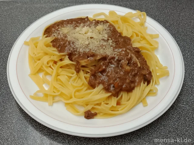 Helle Wildbolognese mit Wurzelgemüse (Sl,R,W), Bandnudeln (1,Gl,Ei) und geriebener Hartkäse (1,La), dazu ein Beilagensalat nach Wahl