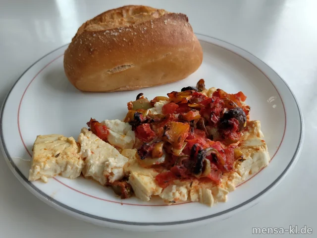 Schafskäse überbacken mit Paprika, Oliven und Peperoni (1,3,6,La,Sl,Se), dazu Baguettebrötchen (Gl) und Salat