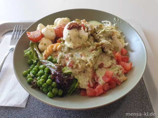 Bowl mit Blattsalat, Paprika, Tomaten, Gurken, Krautsalat (1,5,Gl,Nu,Sw,Sl,Sf), Karottensalat (Gl,Nu,Sf), Pastasalat mit Pesto (1,Gl,Nu,La), veganem Käse (1), Walnüssen und Cashews (Nu), dazu ein Basilikum-Dressing (1,5,Sw,Sf)