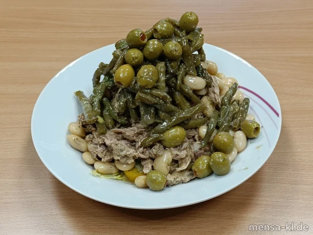 Nizza-Salat mit Oliven, Eiern, Thunfisch, Paprika und Feta (1,3,Fi,Ei,La,So), dazu Joghurt-Dressing (1,5,9,Gl,Ei,La,Sw,Sf)