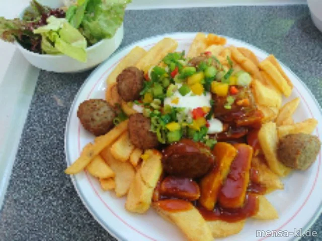 "POUTINE" Große Portion Steakhouse-Frites mit Geflügelhackbällchen (Gl,Ei,G), Barbecuesoße (Sl), Frühlingszwiebeln, bunter Paprika (1,5,Sw) und Limetten-Crème fraiche (La) dazu Salat