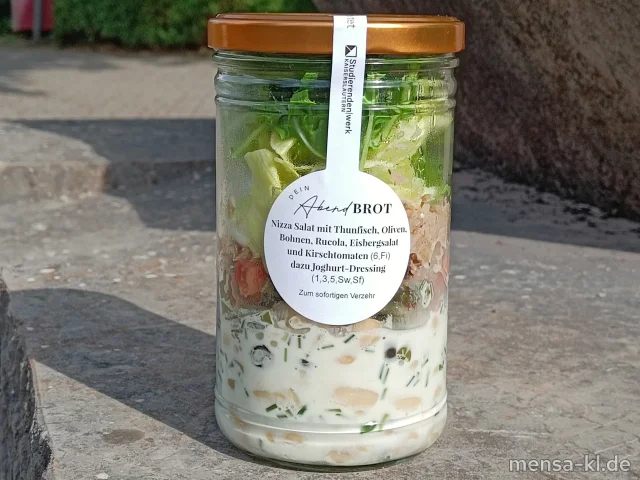 Nizza-Salat mit Oliven, Eiern, Thunfisch, Paprika und Feta (1,3,Fi,Ei,La,So), dazu Joghurt-Dressing (1,5,9,Gl,Ei,La,Sw,Sf)