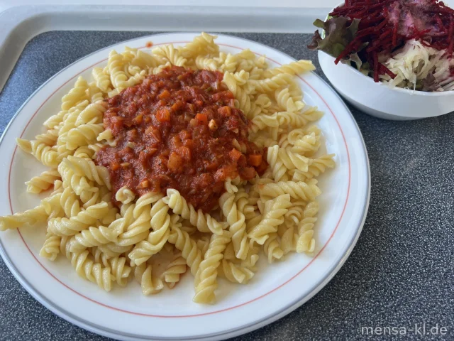 Bolognese mit Wurzelgemüse und Waldkräutern (1,Gl,Sl,Sf), dazu Fusilli (Gl) und einen Beilagensalat nach Wahl
