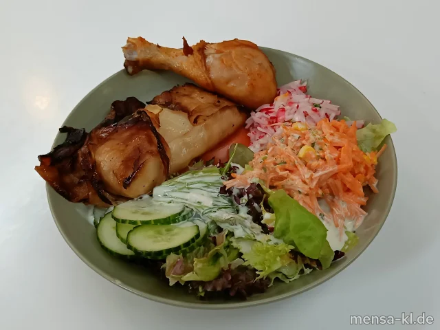 Bowl mit Blattsalat, Kraut, Radieschen, Kohlroulade (Gl,Ei,So) und Chicken Drums-Topping (Sf,G), dazu ein Kräuterdressing (5,Gl,Nu,Sw)