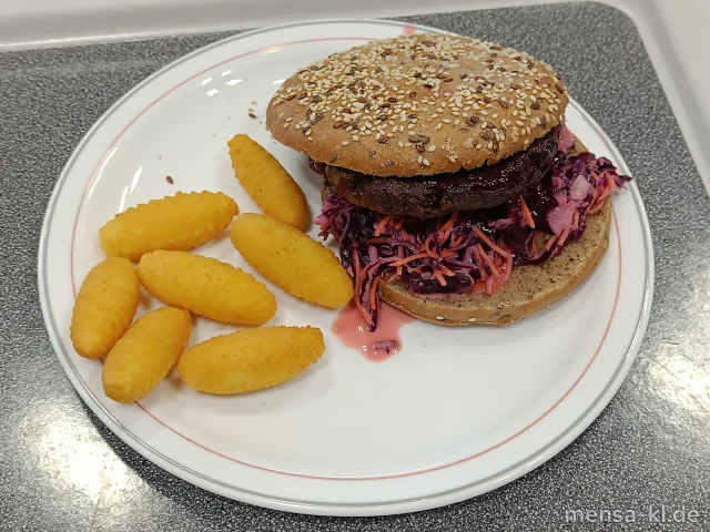 Hirschburger (R,W) mit Waldbeeren-Waldhonig-Chutney und Rotkohlslaw (1,9,Gl,Ei,La,Sf) im Mehrkorn-Burgerbrötchen, dazu Zapfenkroketten und ein Beilagensalat nach Wahl