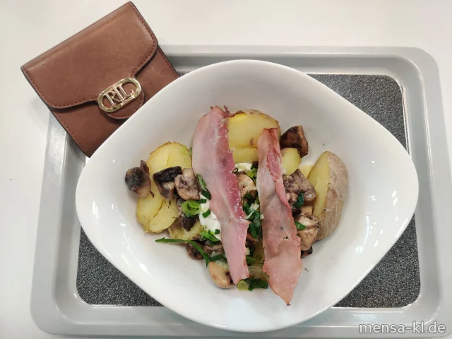 Ofenkartoffel mit Sauerrahm, gebratenem Schinkenspeck und Champignons (La,S), dazu Brunnenkresse-Dip (La)