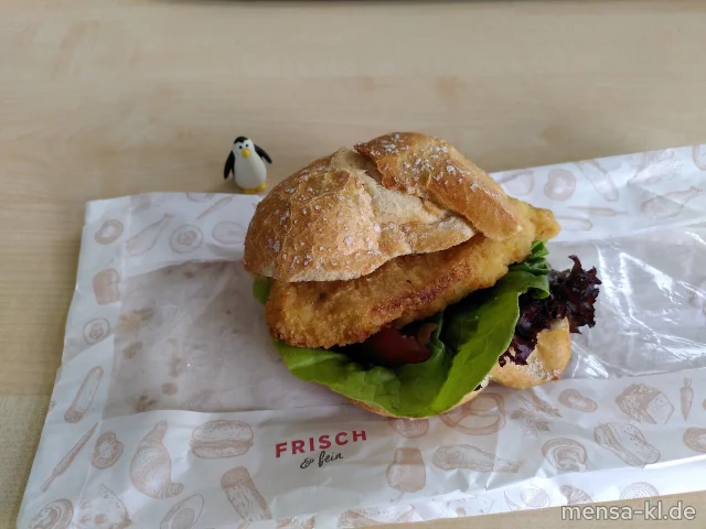 Paniertes Hähnchenbrustfilet belegt mit Tomaten, Gurken und Remoulade im Baguettebrötchen (Gl,Ei,Sf,G)