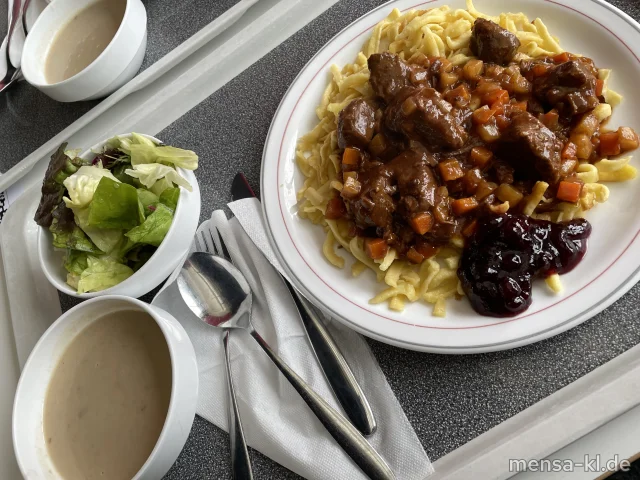Maronensuppe mit glasiertem Kastaniencrunch. Wildgulasch (1,Gl,Sl,W) auf Butterspätzle (Gl,Ei,La) mit Preiselbeeren, dazu Salat mit Wildkräutern