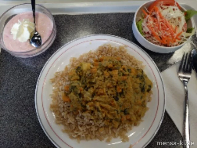 Süßkartoffel-Curry mit Kürbis und Spinat (1,Sf,So), dazu Reis und einen Beilagensalat nach Wahl
