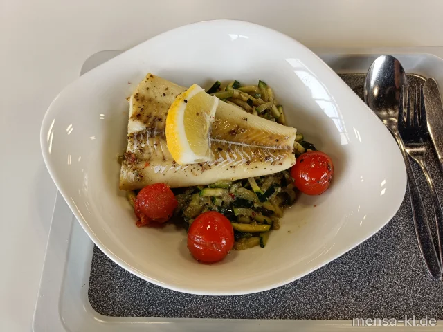 Gemüse-Power: "Zoodles", dazu gegrilltes Kabeljaufilet (Fi) und confierte Cherrytomaten