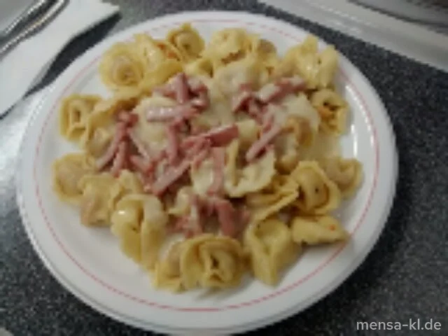 Tortellini "alla panna" mit Rindfleischfüllung (R,A) und Schinkenstreifen (2,3,4,8,S) in Sahnesoße (A) und Salat