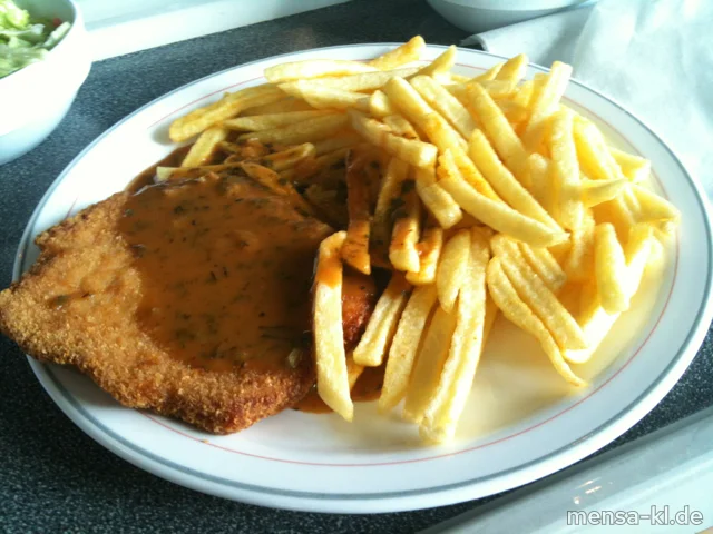 Paniertes Schweineschnitzel (S) mit Kräuter-Rahmsoße, Pommes-Frites und Salat
