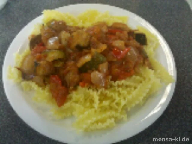 Frisches Gemüse (V) in Tomatensugo (V), Eiernudeln (V) und Salat (V)